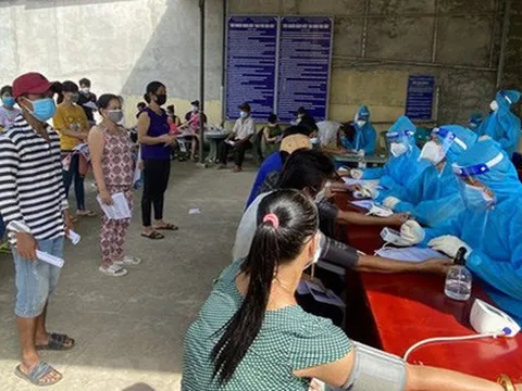 Hà Nội: 2 vợ chồng bán rau quả ở chợ mắc Covid-19