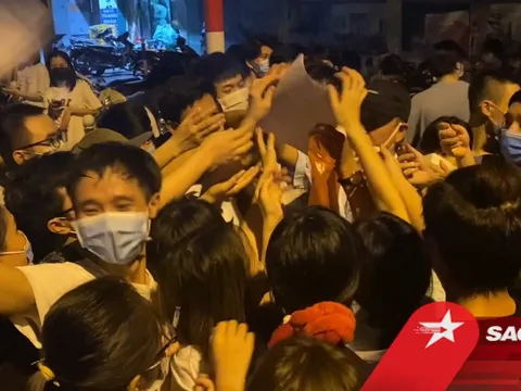 Vụ người dân giành giật phiếu đăng ký tiêm vaccine Covid-19: Bí thư Hà Nội yêu cầu làm rõ trách nhiệm
