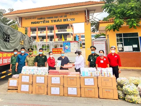 Từ tỉnh biên giới, hàng nghìn túi an sinh đến với các y, bác sĩ ở vùng dịch 