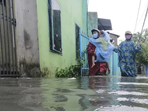 Đà Nẵng: Khu dân cư ngập sâu, nhiều người phải bồng con đi gửi nhờ