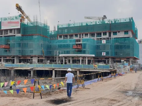 Công nhân phải có 'thẻ xanh Covid', công trình xây dựng mới được thi công