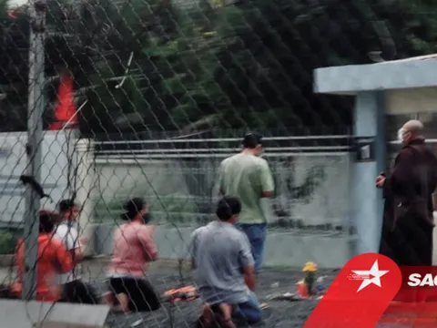 Lặng người cảnh bái vọng ven đường phía ngoài bệnh viện do không thể gặp mặt người thân lần cuối