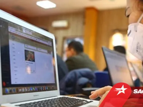 Đang trong tiết dạy online, phụ huynh vừa đi tới màn hình thì buông một câu khiến cô giáo… đứng hình!