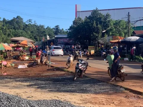 Huyện Tuy Đức: Chính quyền có bất lực trước việc lấn chiếm hành lang đường buôn bán?!