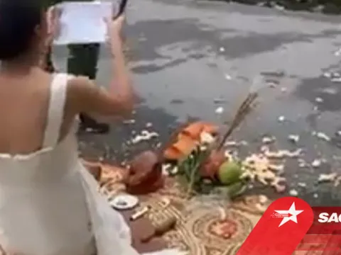 Người phụ nữ mang vàng hương đến trước cửa nhà 'con nợ' vừa cúng bái vừa kêu gào thảm thiết gây xôn xao