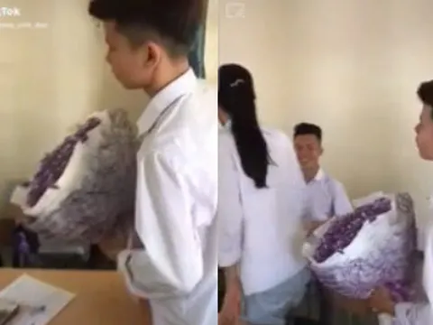 Nam sinh cầm bó hoa to đến tỏ tình với nữ sinh nhưng bị từ chối, hành động sau đó khiến tất cả bất ngờ