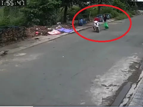 Đi đổ rác, cô gái bị nam thanh niên áp sát xe máy rồi giật dây chuyền trong tích tắc