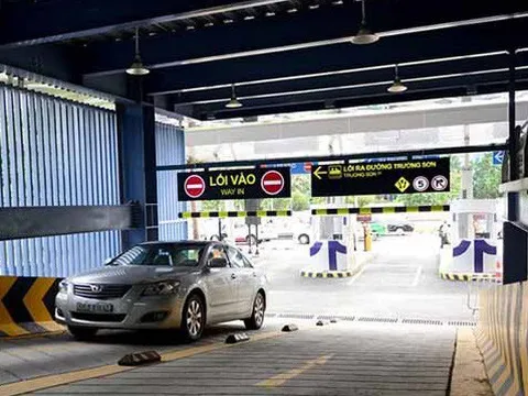 Nữ diễn viên nổi tiếng phải trả 15 triệu gửi xe ở sân bay Tân Sơn Nhất do không thể quay lại TP.HCM
