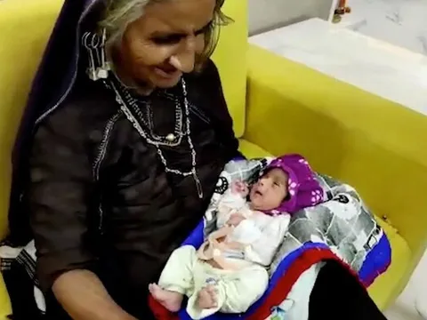 'Bà mẹ già nhất thế giới' sinh con đầu lòng ở tuổi 70