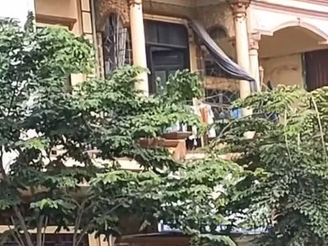 Thản nhiên sờ soạng bạn gái ngoài ban công, chàng trai có hành động gây chú ý khi phát hiện bị quay lén