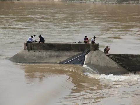 Giải cứu thành công 7 người trong đoàn cán bộ mắc kẹt giữa sông Thạch Hãn sau tai nạn trôi tàu