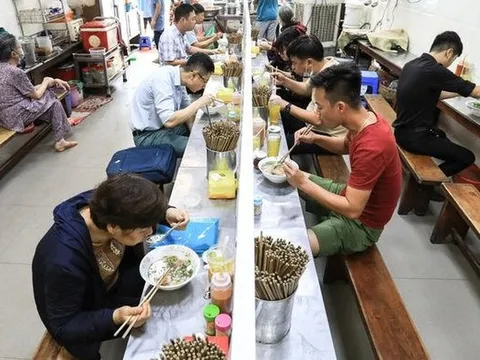 TP.HCM: Đề xuất hàng quán ăn uống tại chỗ mở đến 21h, thí điểm bán rượu bia tại quận 7 và TP. Thủ Đức