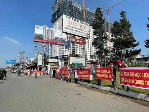 Dự án Roxana Plaza khách hàng căng băng rôn đòi bàn giao căn hộ