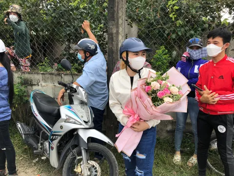 Đi xem bà Phương Hằng thăm 'thầy ông nội': Có người từ Tây Ninh, 9 giờ sáng đã có mặt