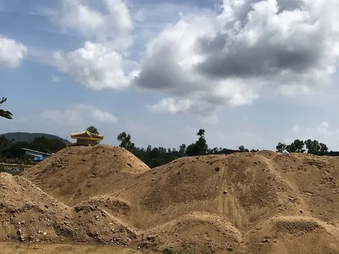 Quảng Ngãi: Doanh nghiệp ngang nhiên trữ cát trên đất công!