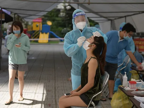 Đã tiêm 2 mũi vaccine, vô tình đi cùng thang máy với F0 có phải cách ly tập trung không?