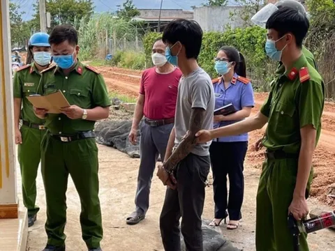 Bực tức vì bị nhắc nhở, 2 thanh niên chế bom xăng, đốt chốt phòng chống dịch Covid-19
