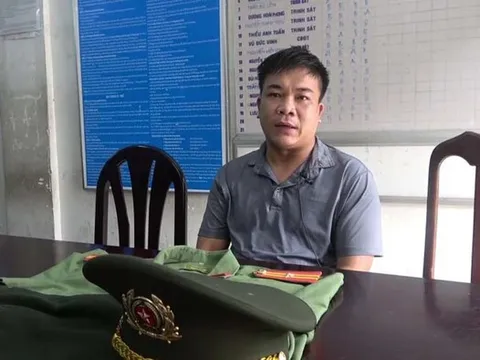Lên mạng đặt mua quân phục công an để mặc lên cho oai, dễ 'lừa tình' phụ nữ