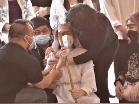 Những hình ảnh chưa được hé lộ trong đám tang bố NS Hoài Linh, nam danh hài khóc đến ngã quỵ