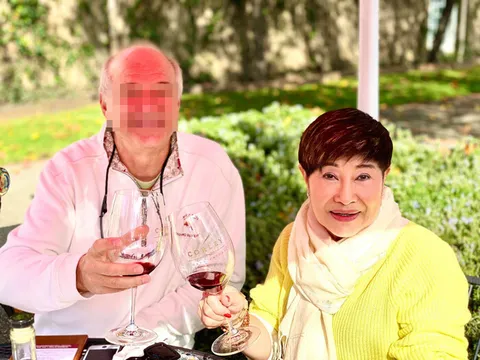 Vừa ly hôn Đàm Vĩnh Hưng, vợ cũ thân mật bên người đàn ông lạ mặt, bị đồn đoán là 'đại gia'