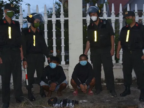 Bắt 2 đối tượng mang hung khí đi đánh thuê với giá 1 triệu đồng