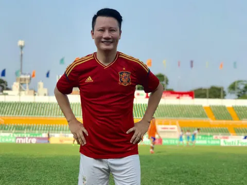 Ca sĩ Hoàng Bách đính chính về phát ngôn chê bai đội tuyển Việt Nam