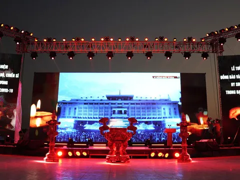 Người dân TP.HCM thả đèn hoa đăng, thắp nến tưởng niệm đồng bào tử vong, chiến sĩ hy sinh vì Covid-19