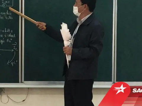 Bất ngờ được học sinh tặng hoa nhân ngày 20/11, hành động tiếp đó của thầy giáo khiến ai cũng rưng rưng