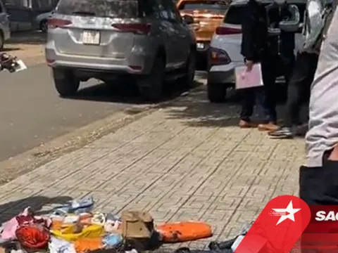 Clip: Nam shipper thất thần trước giỏ hàng bị tàn thuốc lá thiêu rụi và hành động đẹp của người đi đường