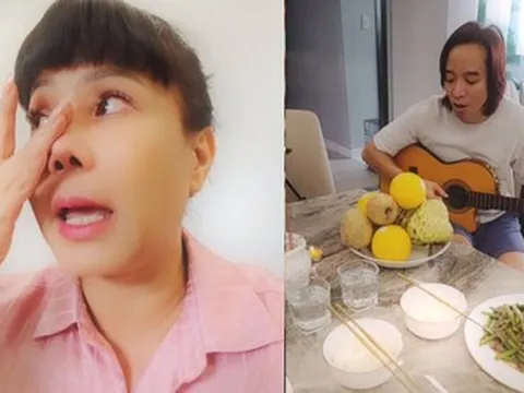 Việt Hương bật khóc trong ngày giỗ đầu cố NS Chí Tài, Hoài Phương lặng người đàn lại ca khúc 'Nhỏ ơi'
