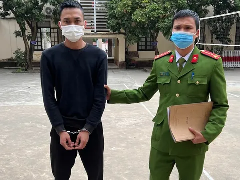Đứng rút tiền ở cây ATM một mình, cô gái bị gã đàn ông kề dao vào cổ cướp sạch tiền