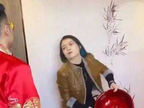 Chú rể bị nhà gái bắt uống nước rửa chân và tạt nước vào mặt, phản ứng của cô dâu làm dân mạng khiếp hãi