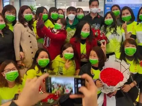 Hồ Văn Cường được fan vây kín xin chụp ảnh, vẫn dành sự yêu thương tin tưởng tuyệt đối cho nam ca sĩ