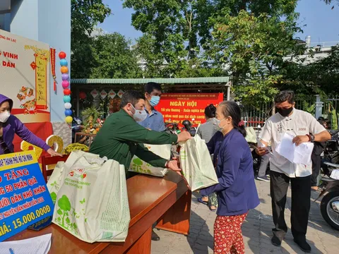 Cựu chiến binh Sở Tư pháp TP.HCM: Trao 275 phần quà Tết cho người nghèo, học sinh khó khăn 