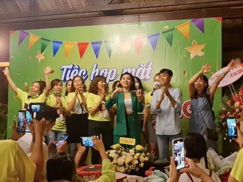 Hồ Văn Cường thân thiện giao lưu cùng fan trong tiệc cuối năm, không nhút nhát như lúc xảy ra biến cố