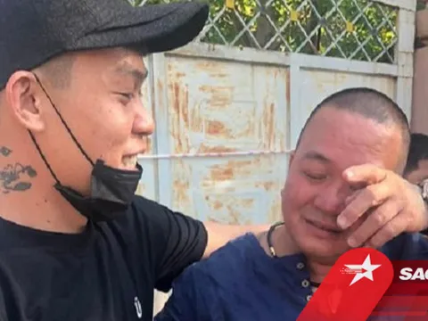 Ra tù sau 22 năm thụ án, trùm giang hồ Hải 'bánh' bật khóc trong vòng tay chờ đón của người thân