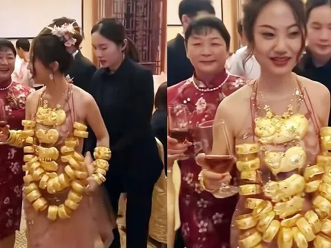 Cô dâu đeo 42 cây vàng đi tiếp đãi quan khách, nhưng cư dân mạng chỉ để ý đến bộ váy 'mặc cũng như không'