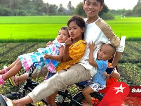 Hồ Văn Cường khiến fan bồi hồi với ảnh ăn Tết ở quê nhà: Chân mang dép lê, giản dị chơi đùa với đám bạn