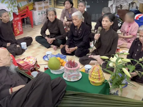 Trong lễ mừng tuổi, ông Lê Tùng Vân được đệ tử quỳ rạp 'tế sống', tặng quà
