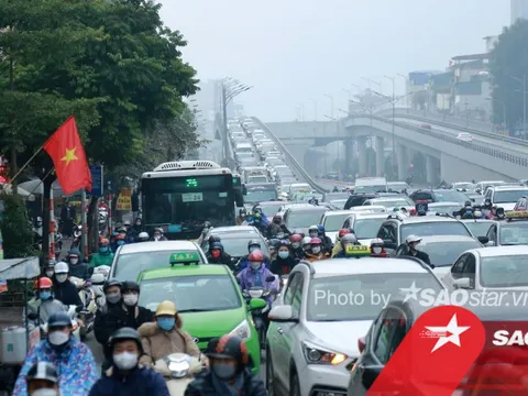 Người Hà Nội chen chân, đội mưa lạnh ùn ùn đi làm trong ngày đầu sau kỳ nghỉ Tết