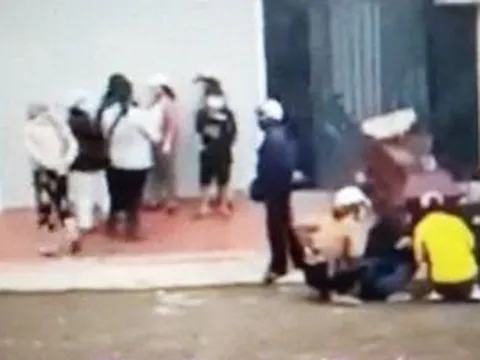 Mang quan tài, mở nhạc đám ma ở trước nhà chủ hụi để đòi nợ