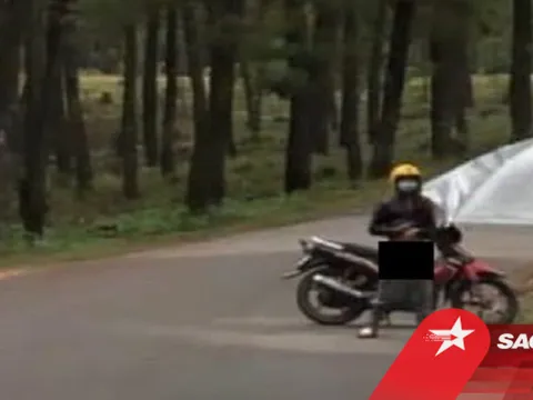 Nam thanh niên khoe 'của quý' trước mặt du khách để cho vui