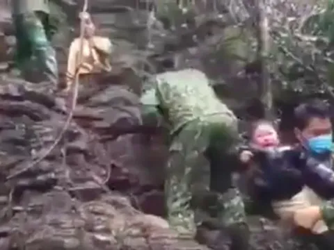5 phụ nữ và một bé trai mắc kẹt trên vách đá khi vượt biên được giải cứu