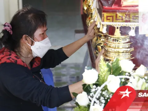 Mẹ diễn viên Gạo Nếp Gạo Tẻ bật khóc bên quan tài: 'Mẹ rất là hy vọng về con, vậy mà...'