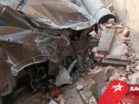 Tài xế say xỉn phóng ô tô tông 2 người bị thương nặng rồi húc sập tường rào bên đường