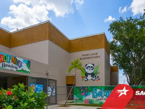 Trẻ 5 tuổi đánh cô giáo choáng váng gần ngất xỉu, phải rời trường bằng cáng cứu thương