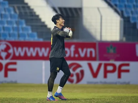 Bắt chính 7 phút, thủ môn Bùi Tiến Dũng 'hẹn' đối đầu Quang Hải và Hùng Dũng