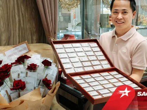 Một vị đại gia ở Cần Thơ 'chốt đơn' bó hoa làm từ 99 viên kim cương tặng vợ dịp 8/3 gây 'bão' MXH
