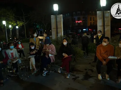 Hàng trăm phụ huynh xếp hàng trước cổng trường lúc 3h sáng chờ mua hồ sơ tuyển sinh lớp 1 cho con