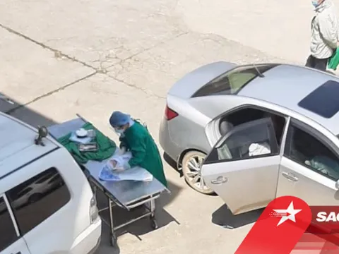 Sản phụ sinh con ngay trên xe taxi và giây phút cam go bác sĩ cấp cứu 2 mẹ con